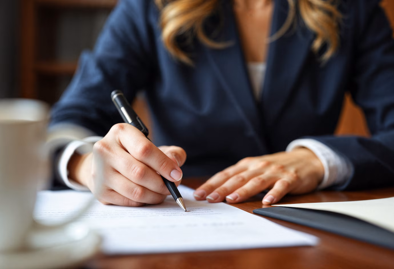 primer plano abogado firmando papeles 23 2151889555